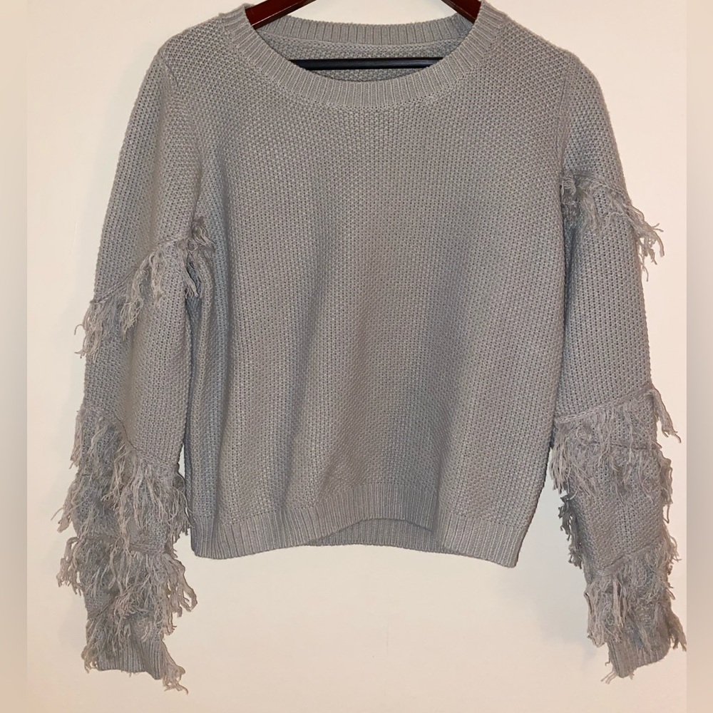 Beautiful light gray fringe-sleeved top - EUC
